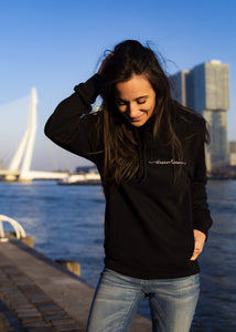 Zwarte Dreamteam hoodie van biologisch katoen met geborduurd artwork freeshipping - Lilypilly